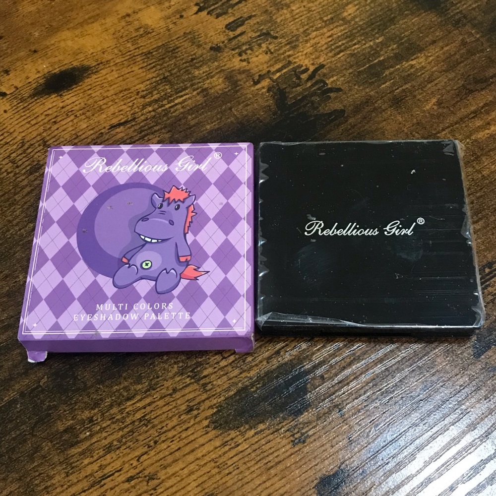 Purple Eyeshadow Palette - Vibrant Violet Shades - Picture 2 of 3